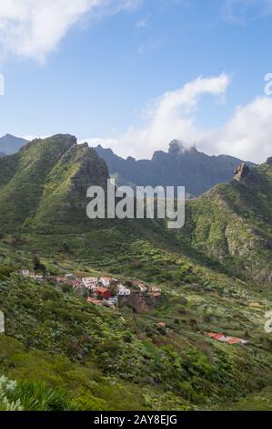 Vue du village de Las Portelas et les montagnes sur la route Banque D'Images