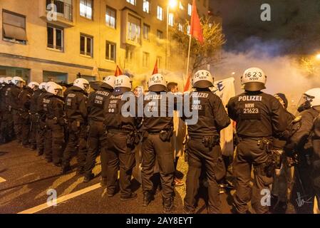 Munich, Allemagne. 14 février 2020. Manifestation contre la Conférence de Munich sur la sécurité. Dans la soirée, environ 1200 manifestants se manifestent contre la Conférence de Munich sur la sécurité. La manifestation est assurée par un grand contingent de police. Après que certains manifestants aient lancé des bombes à fumée, la situation s'intensifie. Les policiers et les manifestants se font face. De toute évidence, personne n'a été blessé. La démonstration se termine selon les horaires de Stachus. .Munich 14.2.2020 démonstration contre la Conférence de Munich sur la sécurité. Crédit: Zuma Press, Inc./Alay Live News Banque D'Images