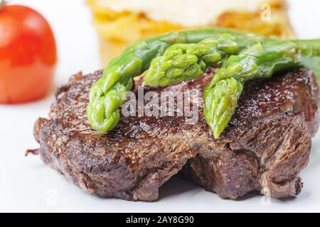 Bifteck de boeuf et asperges vertes sur une plaque Banque D'Images
