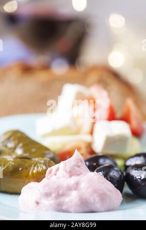 Taramas grecs et feuilles de vigne farcies avec salade Banque D'Images