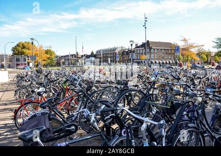 Venlo, Limbourg, Pays-Bas - 13 octobre 2018 : rangées de vélos garés dans la ville néerlandaise près de la gare principale. Vélo de ville. Moyens de transport respectueux de l'environnement. Banque D'Images