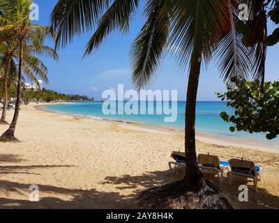 Sable blanc et eau turquoise sur la plage des Caraïbes en Jamaïque Banque D'Images