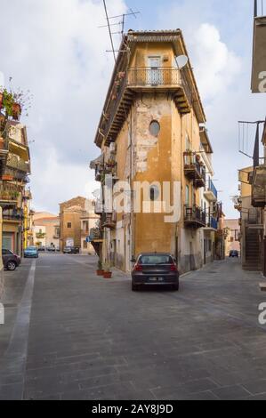 Bloc de maisons coincées entre une fourche de deux routes Banque D'Images