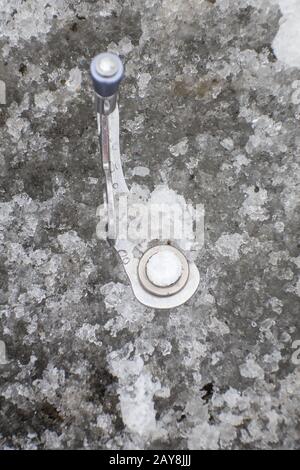 Vis à glace dans le glacier Banque D'Images