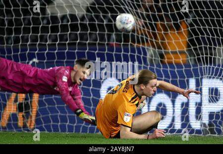 Tom Eaves de Hull City obtient le quatrième but du jeu lors du match du championnat Sky Bet au stade KCOM de Hull. Banque D'Images