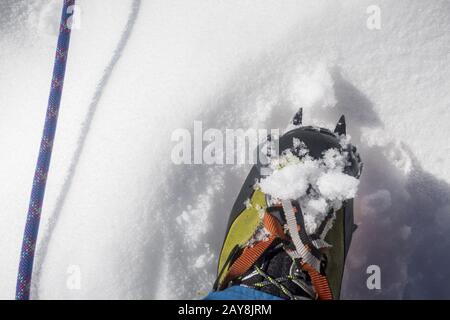 Gros plan sur une chaussure de montagne avec crampons Banque D'Images