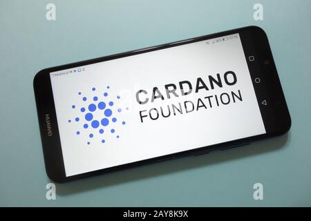 Logo de crypto-monnaie Cardano Foundation affiché sur le smartphone Banque D'Images