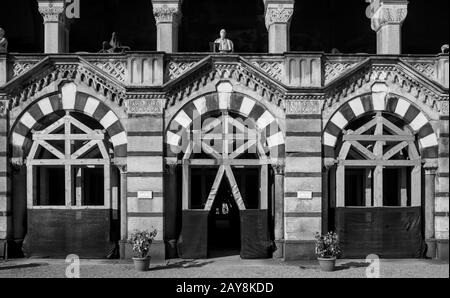 Transept est du Cimetière Monumental de Milan (Carlo Maciachini, 1866) avec arches et cadres d'entretien en bois, Milan, Italie Banque D'Images