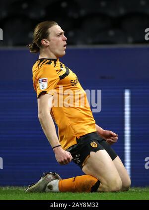 Tom Eaves, de Hull City, célèbre le quatrième but du jeu de son côté lors du match du championnat Sky Bet au stade KCOM de Hull. Banque D'Images