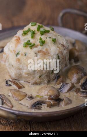 Boulettes de pain bavaroises avec sauce aux champignons Banque D'Images