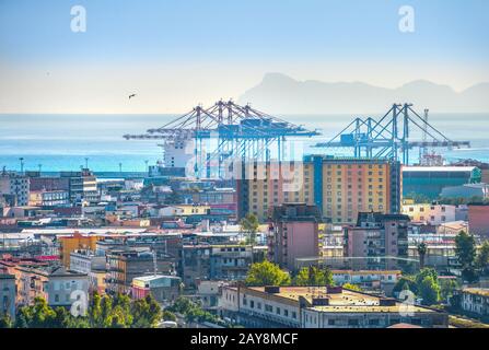 Paysage urbain aérien avec quartier du port Banque D'Images