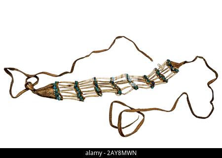 Collier indien de coquillages, turquoise et rayures en cuir. Isolated on white Banque D'Images