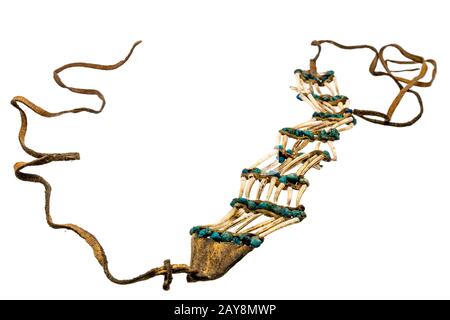 Collier indien de coquillages, turquoise et rayures en cuir. Isolated on white Banque D'Images