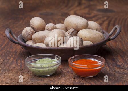 Pommes de terre typiques des îles Canaries avec Mojo Banque D'Images