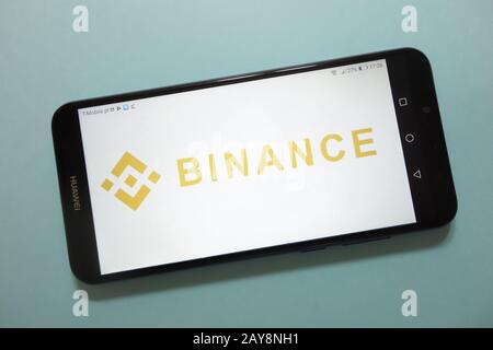 Logo de crypto-monnaie Binance coin (BNB) affiché sur le smartphone Banque D'Images