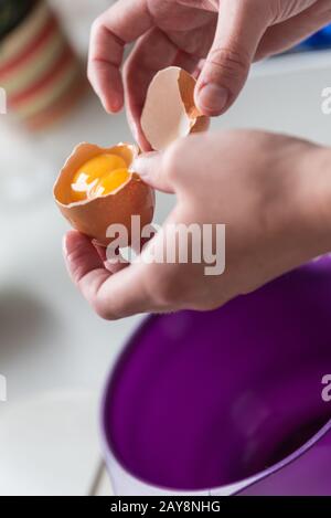 Surprise lors de l'ouverture d'un œuf avec deux jaunes - gros plan Banque D'Images