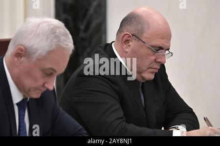 Premier vice-premier ministre russe Andrei Belousov (à gauche) et premier ministre Mikhaïl Mishusstin lors d'une réunion sur le développement économique, la situation socio-économique actuelle dans le pays présidée par le président Vladimir Poutine au Kremlin le 12 février 2020 à Moscou, en Russie. Banque D'Images