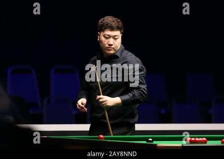 Cardiff, Royaume-Uni. 14 février 2020. Yan Bingtao, de Chine, lors de son match de quart de finale contre John Higgins, d'Écosse. ManBet X Welsh Open snooker 2020, jour 5 à la Motorpoint Arena de Cardiff, Pays de Galles du Sud le vendredi 14 février 2020 photo d'Andrew Orchard/Andrew Orchard sports photographie/Alay Live news crédit: Andrew Orchard sports photographie/Alay Live News Banque D'Images