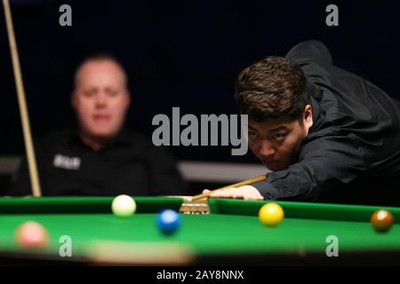 Cardiff, Royaume-Uni. 14 février 2020. Yan Bingtao, de Chine, lors de son match de quart de finale contre John Higgins, d'Écosse. ManBet X Welsh Open snooker 2020, jour 5 à la Motorpoint Arena de Cardiff, Pays de Galles du Sud le vendredi 14 février 2020 photo d'Andrew Orchard/Andrew Orchard sports photographie/Alay Live news crédit: Andrew Orchard sports photographie/Alay Live News Banque D'Images