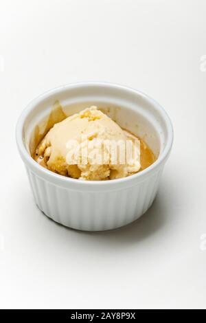 Donnez l'Affogato al Caffè italien dans un bol Banque D'Images