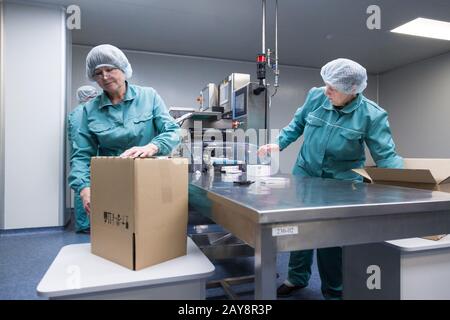 Les travailleurs d'usine pharmaceutique dans un environnement stérile Banque D'Images