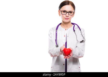 Belle jeune femme médecin holding heart dans ses mains sur fond blanc Banque D'Images