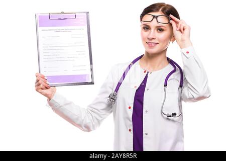 Belle jeune femme médecin holding clipboard dans sa main sur fond blanc Banque D'Images