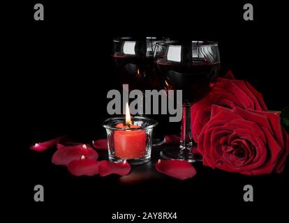 Roses et vin rouge sur noir Banque D'Images