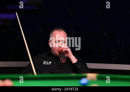 Cardiff, Royaume-Uni. 14 février 2020. John Higgins, d'Écosse, lors de son match de quart de finale contre Yan Bingtao, de Chine. ManBet X Welsh Open snooker 2020, jour 5 à la Motorpoint Arena de Cardiff, Pays de Galles du Sud le vendredi 14 février 2020 photo d'Andrew Orchard/Andrew Orchard sports photographie/Alay Live news crédit: Andrew Orchard sports photographie/Alay Live News Banque D'Images