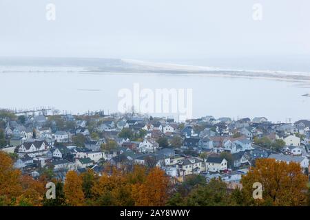 Atlantic HIGHLANDS, NEW JERSEY / USA - 5 novembre 2017: Une vue des Highlands dans le comté de Monmouth et Sandy Hook comme vu des Twin Lights du Banque D'Images