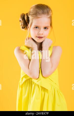 Portrait d'une jeune fille blonde à la taille. Banque D'Images