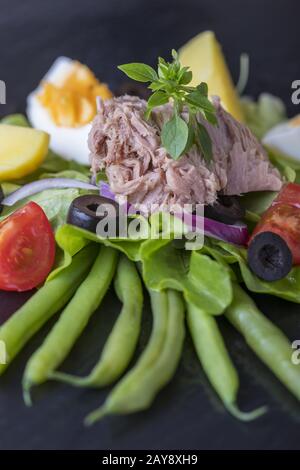 Salade Nicoise sur une plaque d'ardoise Banque D'Images