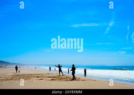 Les gens qui jouent au raquette de plage Portugal Banque D'Images