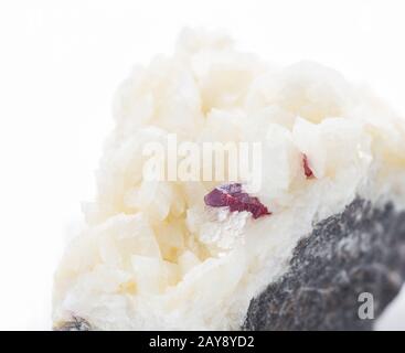 Cristal de cinnabar sur cristaux de calcite Banque D'Images