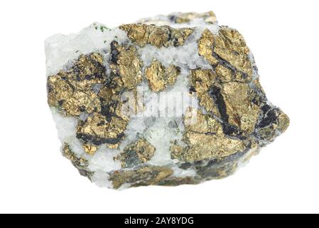 Chalcopyrite dans quartz isolé sur blanc Banque D'Images