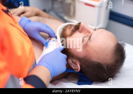 Médecin d'urgence mettre un collier cervical pour un patient dans l'ambulance Banque D'Images