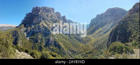 Vue panoramique sur la gorge de Vikos à Épire, dans le nord de la Grèce Banque D'Images