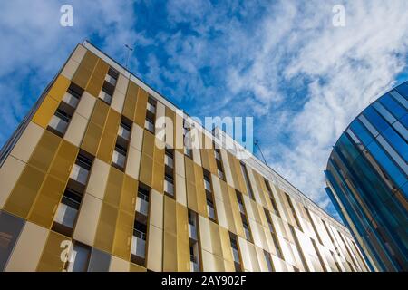 Couleurs et formes contrastées sur les façades de bâtiments contre le ciel à Manchester, au Royaume-Uni Banque D'Images