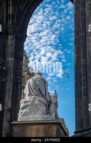 Vue sur les gratte-ciel et la guette volante à travers le monument Scott, dédié à l'auteur Sir Walter Scott sur Princess Street Gardens en E Banque D'Images