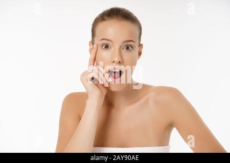 Close-up of Worried Woman Looking At Bouton sur face Banque D'Images