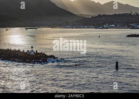 Nawiliwili, Kauai, Hawaï, États-Unis. - 11 janvier 2012 : lumière du soir sur le port intérieur avec plein de petits bateaux. Rayons du soleil et réflexion de la lumière sur le feu Banque D'Images