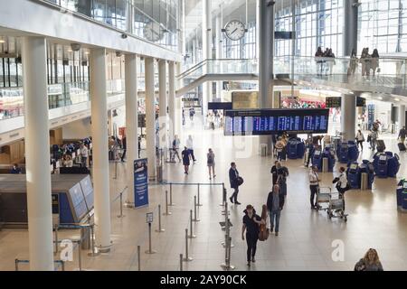 Les gens de l'aéroport Kastrup Copenhague hall Banque D'Images