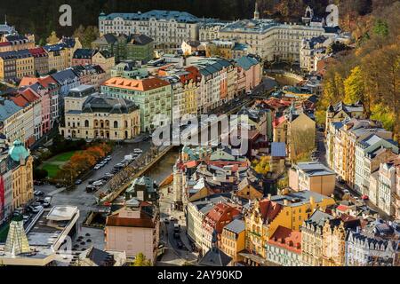 Karlovy Vary, République tchèque - 30 octobre 2017 : remblai dans le centre de la ville Banque D'Images