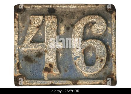 Ancienne rétro plaque en fonte patiné avec numéro de rue 46 libre isolé sur fond blanc Banque D'Images