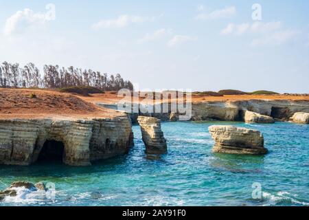 Belles formations rocheuses et grottes marines à Pegeia, Paphos, à Chypre Banque D'Images