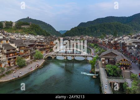 Fenghuang, Chine - 29 mai 2018 : ancienne ville de Fenghuang au coucher du soleil à Hunan Banque D'Images