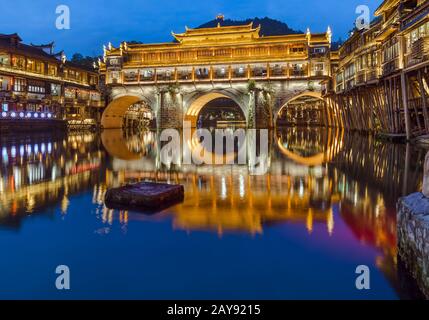 Fenghuang, Chine - 29 mai 2018 : ancienne ville de Fenghuang au coucher du soleil à Hunan Banque D'Images