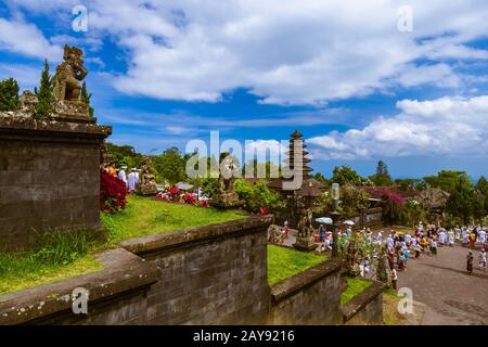 BALI INDONÉSIE - 26 AVRIL : les habitants du temple de Pura Besakih le 26 avril 2016 à Bali Island, Indonésie Banque D'Images