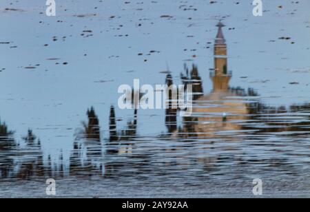 Réflexion de Hala Sultan Tekke sur le lac de sel de Larnaca, Chypre Banque D'Images