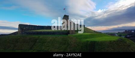 Panorama sur le Prieuré médiéval de Tynemouth et les ruines du château, Royaume-Uni Banque D'Images